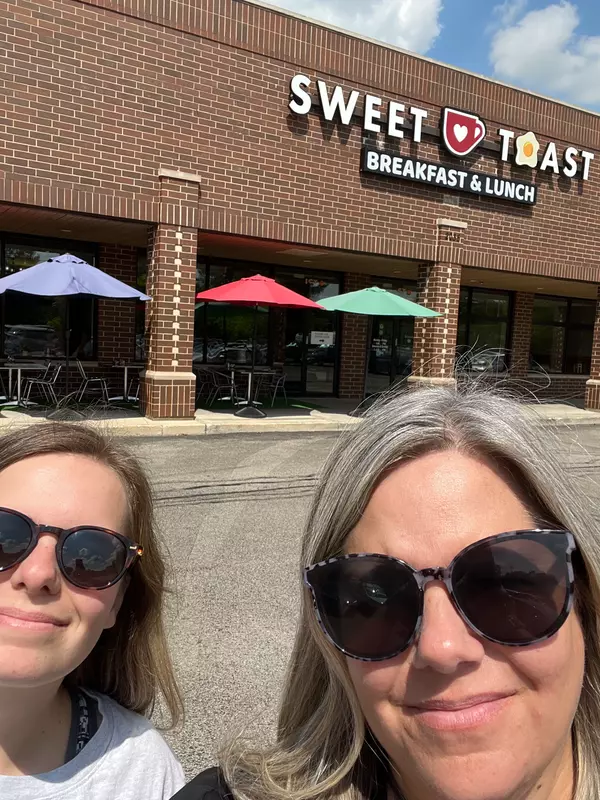 Young's Yum: Sweet Toast Café,Sara Latta-Young