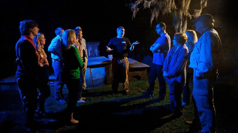 tourists on a bulldog tours ghost tour at night