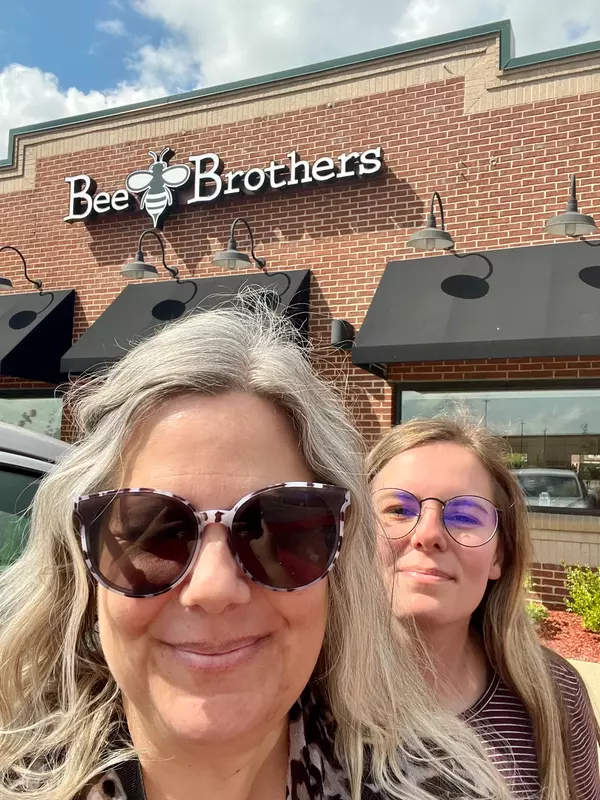 Young's Yums: Bee Brothers,Sara Latta-Young