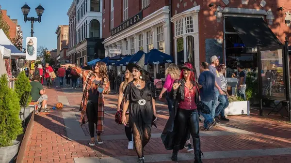 Salem, Massachusetts: A Wickedly Charming Guide,James Lynch