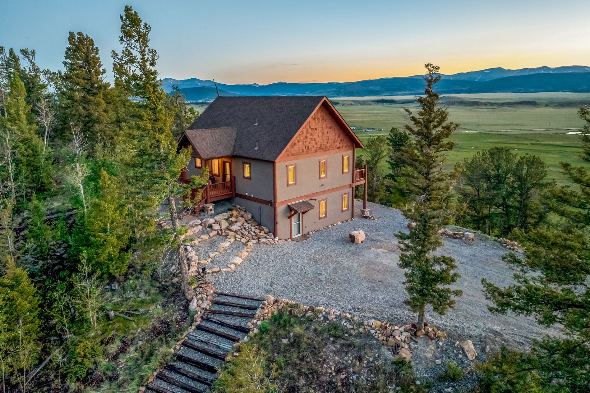 Beautiful mountain log cabin in overlooking the platte river and Rocky mountains