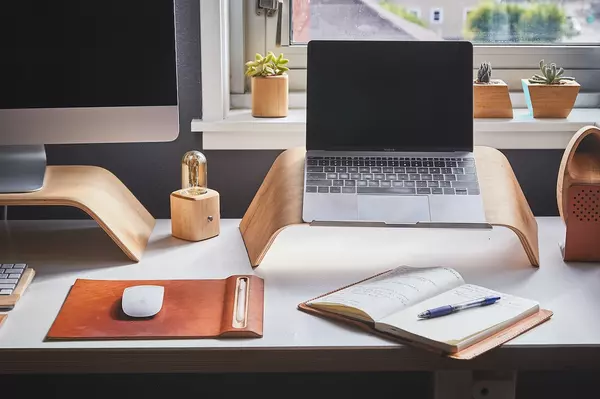 Home Sweet Office: Crafting the Ideal Home Workspace for Remote Professionals,Michelle McMaster