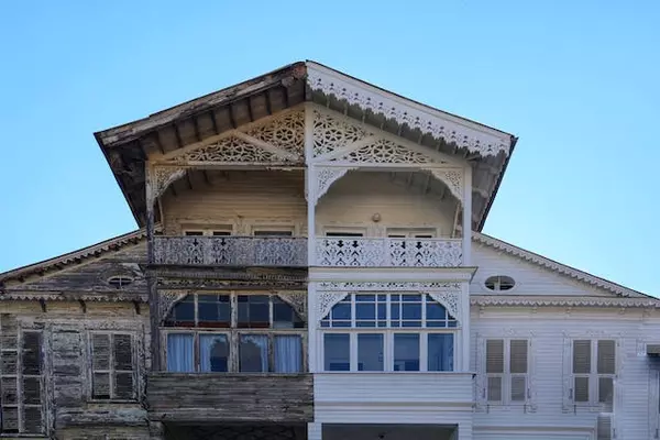 From Rustic to Regal: Renovating Historic Homes for Modern Living,Michelle McMaster