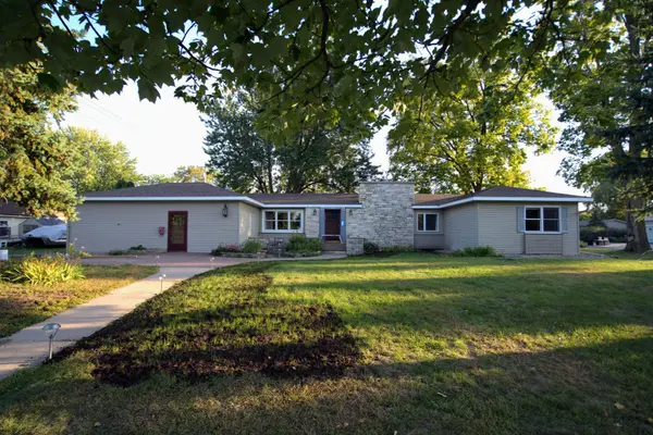 Price Reduced! 5BR/3BA Cambridge One-Story Home,Chuck Carstensen