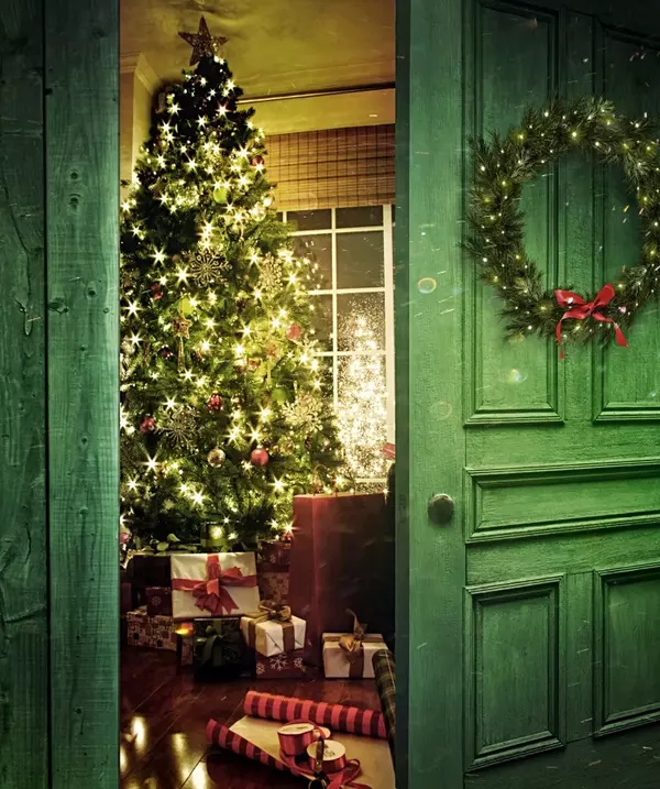 Creating Holiday Magic: A Guide to Decorating and Preparing Your Home for Christmas,Peter Raab