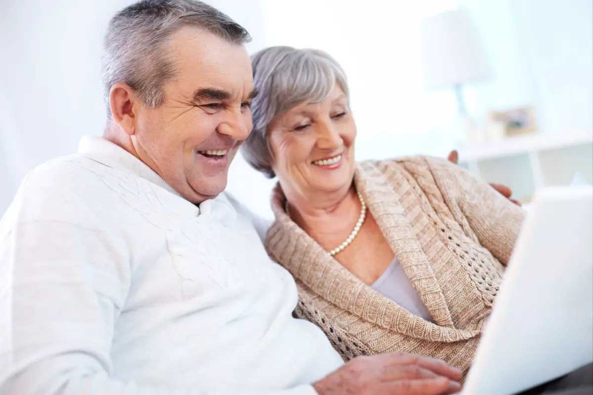 senior-couple-surfing-the-net-SBI-300731488