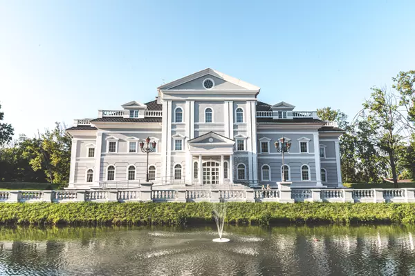 Exploring Connecticut's Elite: A Look at the Wealthiest Neighborhoods in the State,Sheena Ruggirello