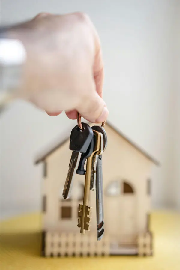 Who do you work with when buying or selling your home?,Office Admin