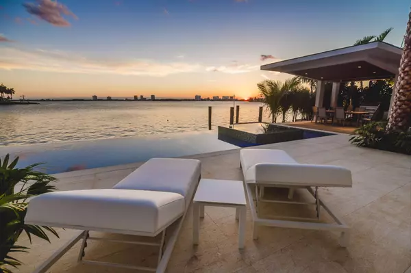 Sunset scene by the infinity and a beauty view of the bay in Miami