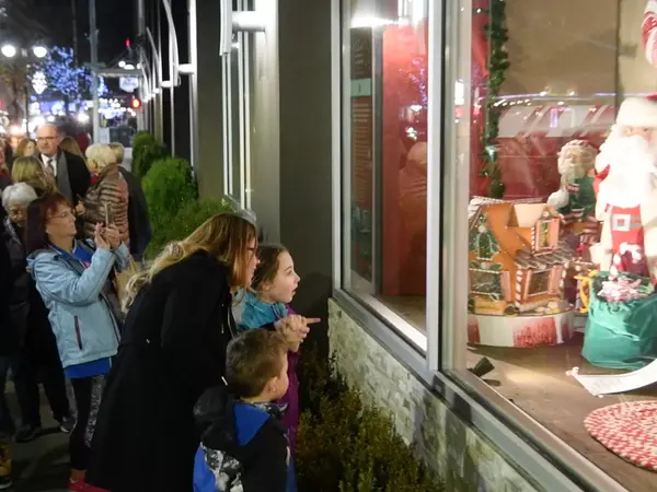 The Crescent Windows at The Davenport Grand: A Nostalgic Holiday Journey!,Haydn Halsted