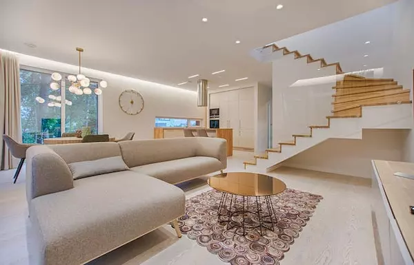 Luxury Living on a Budget: Affordable Upgrades for a Lavish Home,Michelle McMaster
