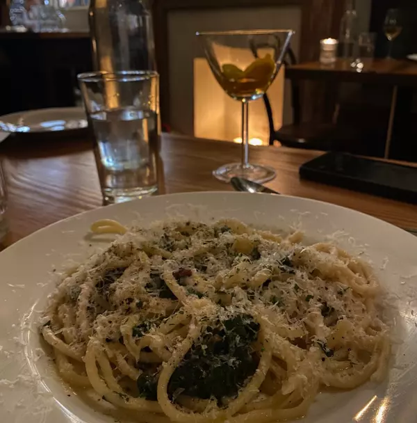 Vern's : Come For the Vibes, Stay for the Food.,Margaret Marcoe