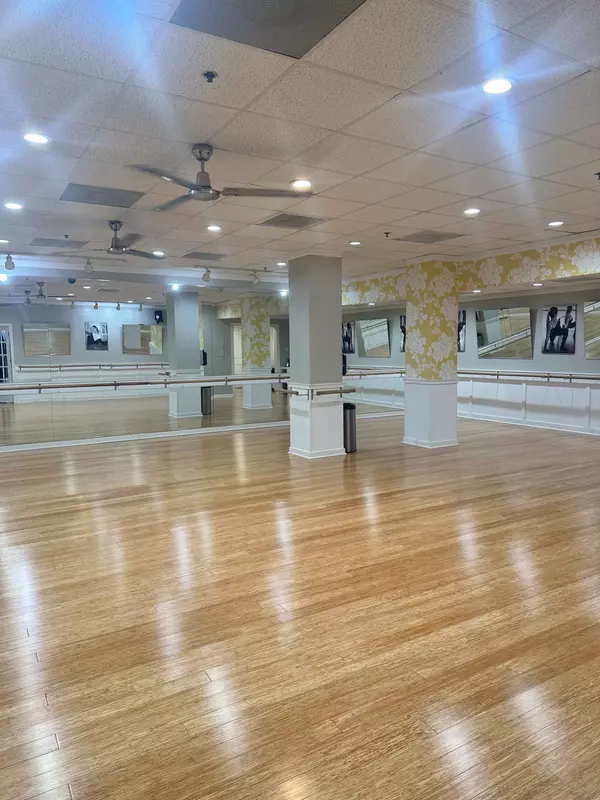 Meet Me at the Barre!,Taylor Tillman
