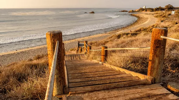 Pedaling and Pacing Through Paradise: A Guide to Walking and Biking in Malibu, CA,Tristan Ahumada