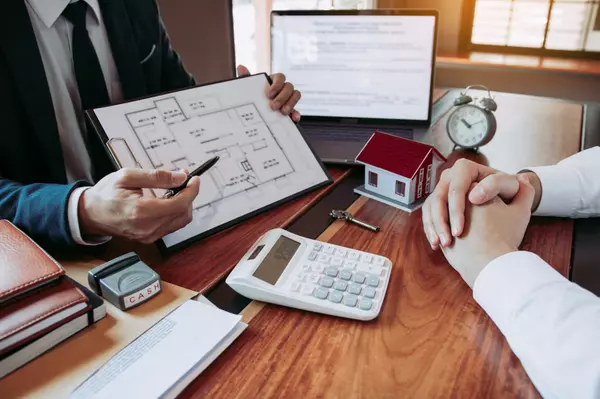 ¿Cuánto es la comisión de un agente de bienes raices?