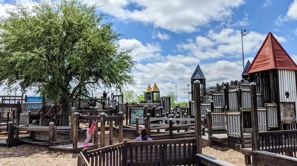 STASH Realty Group Shows Home Realty Local to Founders Park,Matthew Soto