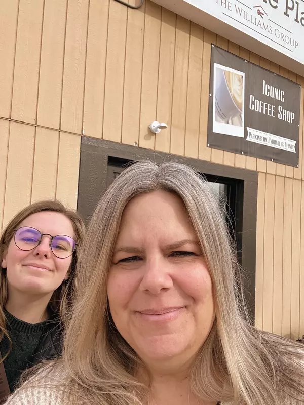 Young's Yums: Iconic Coffee Shop,Sara Latta-Young