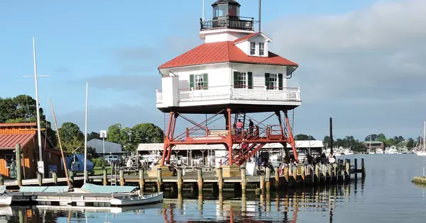 From Hobbit Houses to Lighthouses: A Humorous Guide to Maryland Real Estate,Diane Lee
