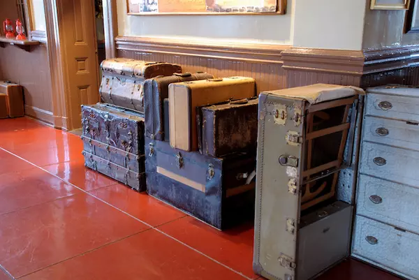 5 Luxury Suitcase Sets,Dawn Maddux