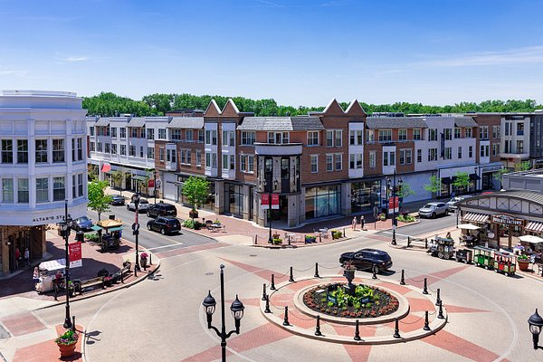 roundabout in Downtown Bay Village Ohio near houses for sale