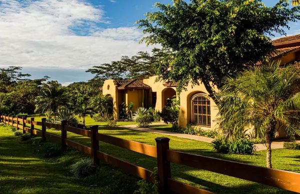 9 Arizona Style Homes: From Southwestern Bungalows to Contemporary Condos,Scott Graff