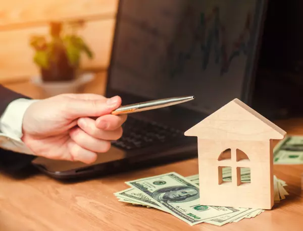 VRBO: Pros and Cons of Investing,Dawn Maddux