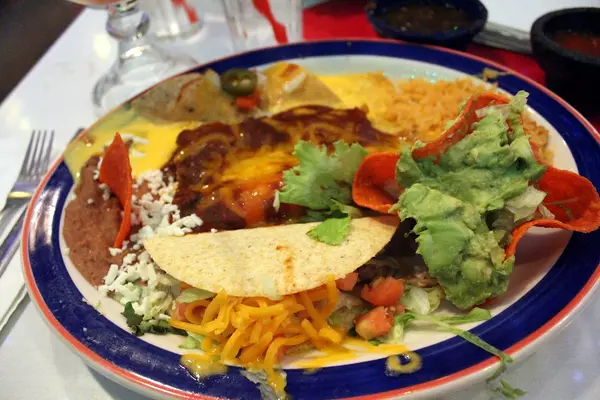 The Ultimate Foodie Guide to San Antonio: Where to Find the Best Eats in the City,Robert Fedewa