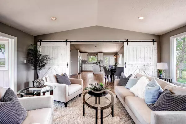 The Art of Staging: How to Make Your Home Stand Out in Today's Market,Sandra Oliveira