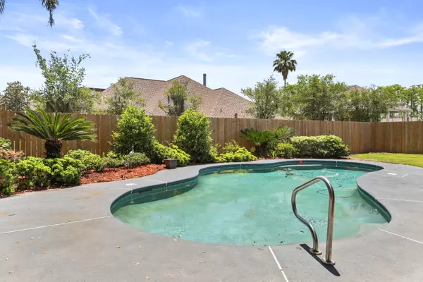 Discover Your Own Oasis at 617 Willowridge Dr in Luling, LA,GL Realty Group LLC