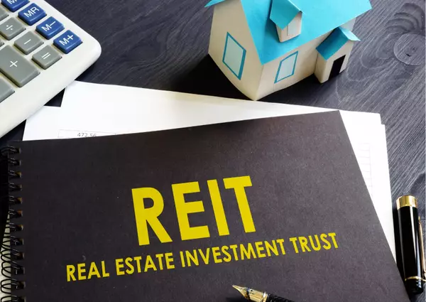 Investing in Real Estate: Building Wealth through Property,Jennifer Miller