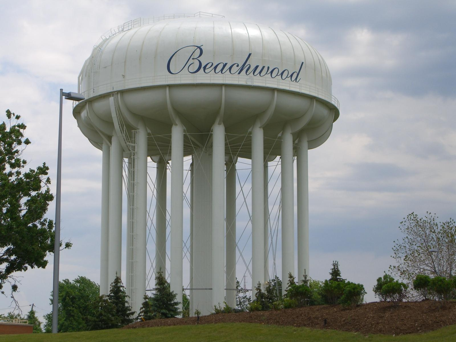 white water tower with the word "Beachwood" painted in blue located in Beachwood Ohio