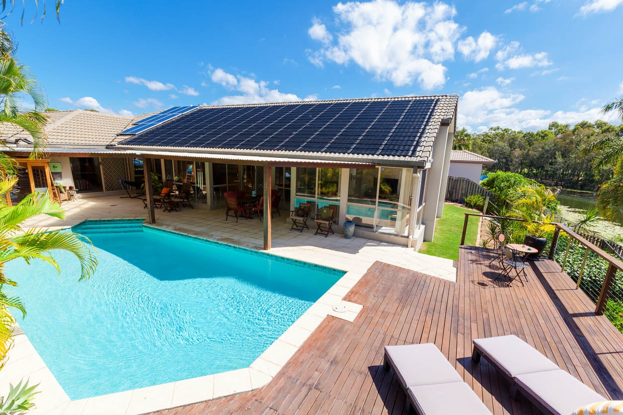 Image of a luxury home in Miami with a swimming pool, depicting the quintessential Miami lifestyle.