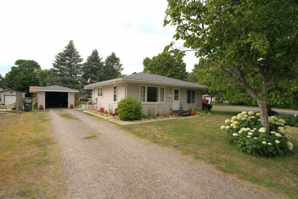 Hutchinson Home on Nicely Landscaped Corner Lot,Chuck Carstensen