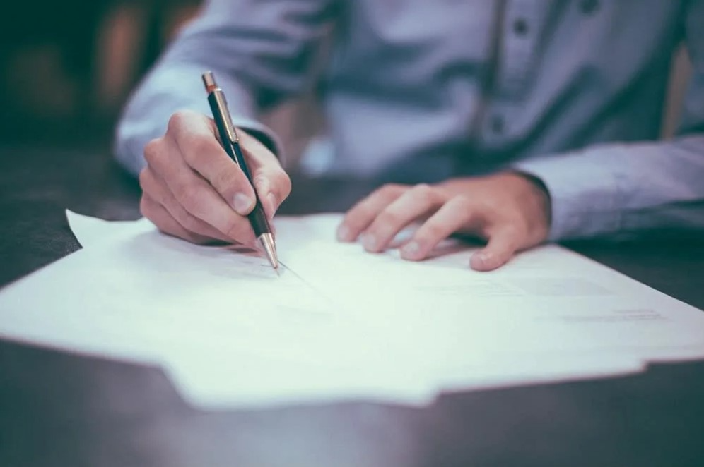 realtor signing a contract during an open house