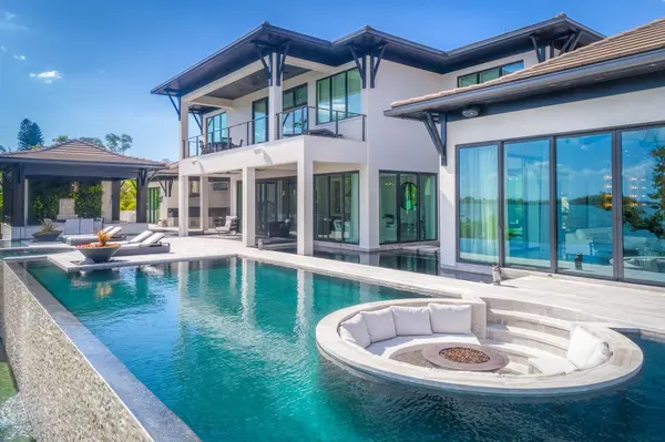 Luxury Homes: The Best of the Best, Period.,Tim Riordan