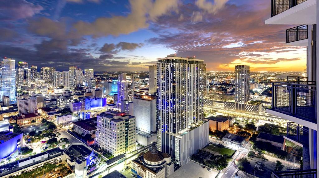 "A panorama of Miami's skyline, symbolizing the thriving real estate market and investment opportunities in the city."