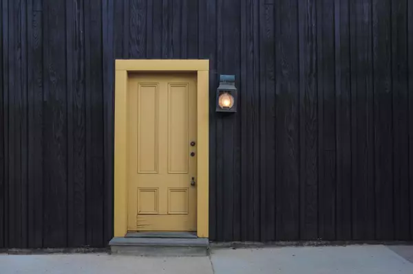 Hidden Rooms and Secret Passages: Intriguing Real Estate Secrets,Michelle McMaster