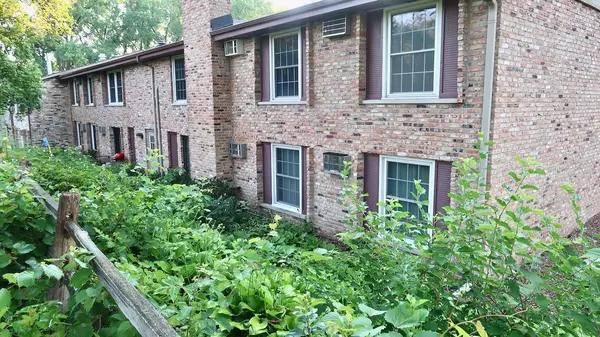 Hard to Find 2BR/2BA Condo in St Louis Park's Cedar Trails,Chuck Carstensen