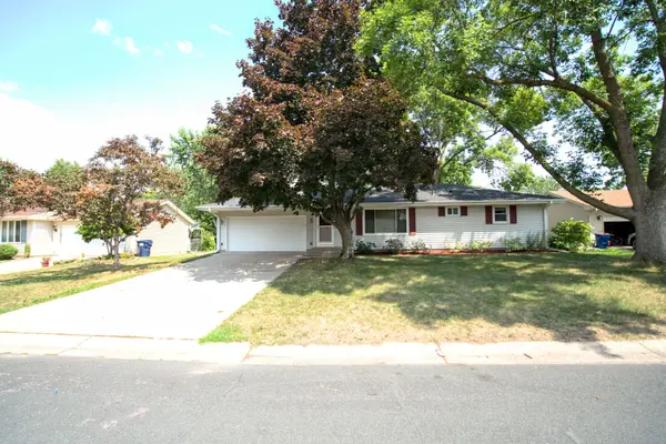 Well Kept 4BR/2BA Shakopee Home w/Fenced Backyard,Chuck Carstensen