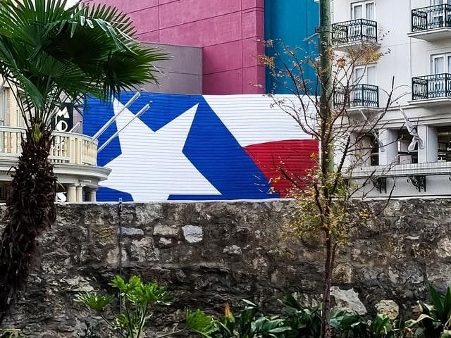 texas flag building graffiti