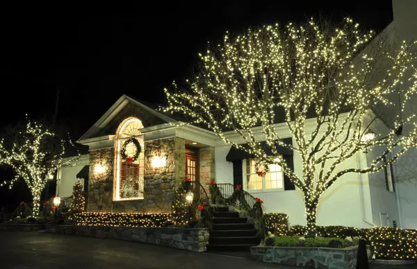 6 Tips for Creating a Magical Holiday Display for Your Home