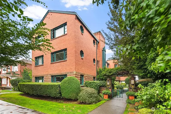 A Classic Eastlake Condo: Your New Seattle Home