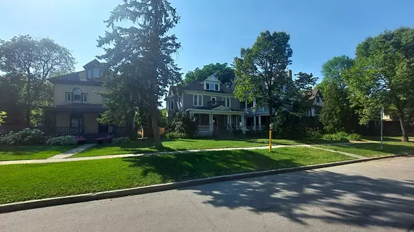 10 Key Factors in Unveiling Neighborhood Character for Home Buyers in Winnipeg,Tara Zacharias