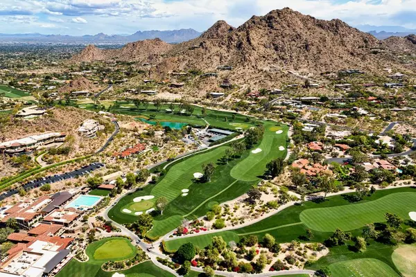 Luxury Living in Paradise Valley: A Guide for Upscale Buyers,Wes Bender