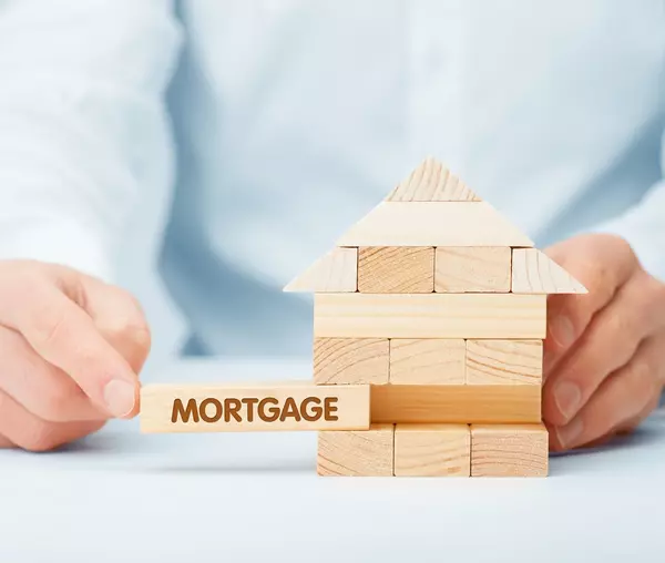 Fixed vs. Adjustable Rate Mortgages: Pros and Cons for Homebuyers,Wes Bender