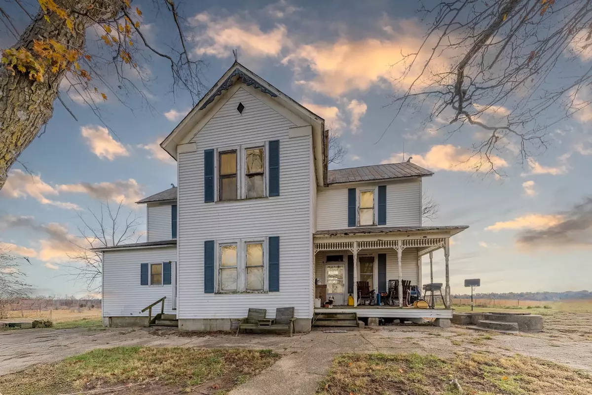 Victorian style house on 81 acres000