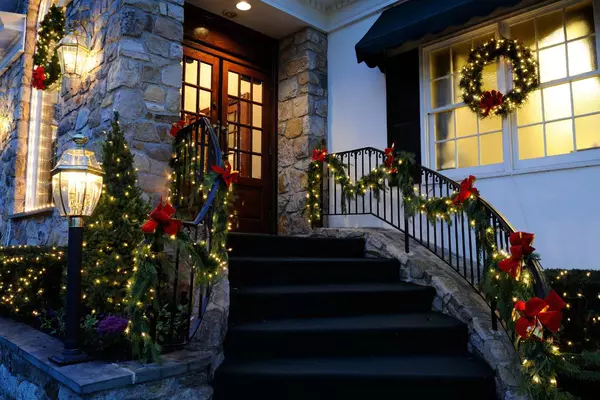 Holiday Staging Magic: Deck Your Home to Sell!,Lyndsey Johnson, MiCP