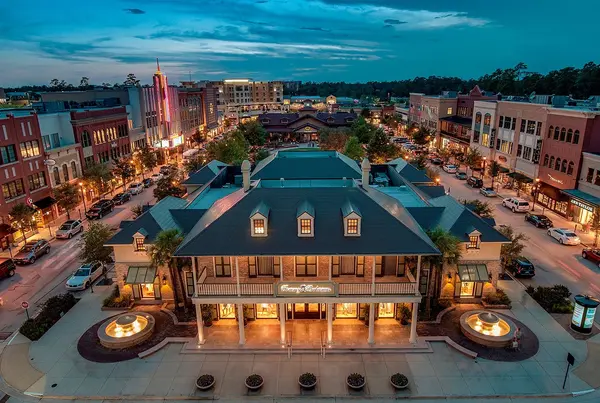 feature image of Discover the Charm of The Woodlands, Texas