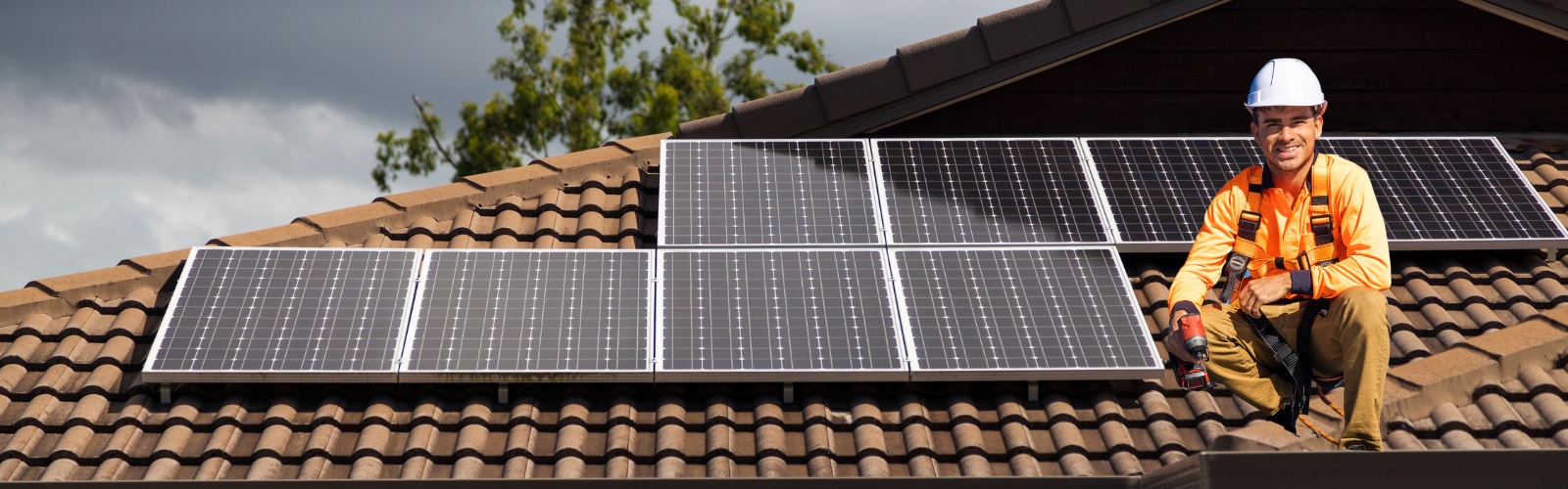 A sunny Central Florida home with solar panels on the roof
