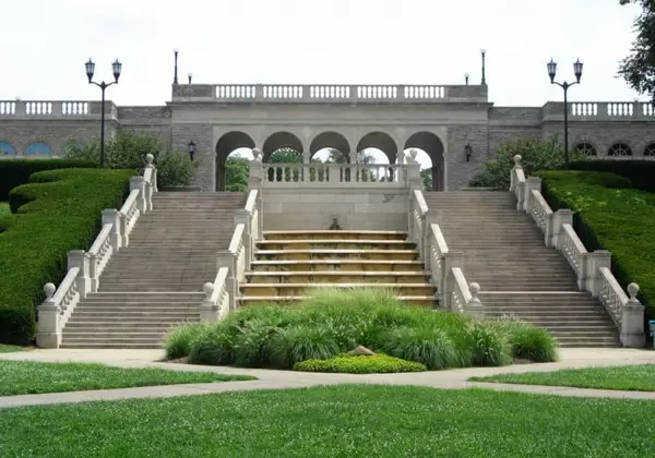 ault-park-fountain-900x631